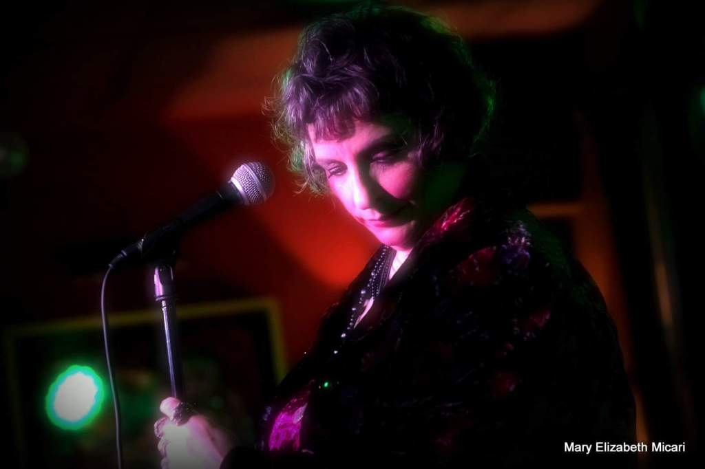 Review Lady in Black 2- Between the Sun and the Moon.&nbsp;Showtones